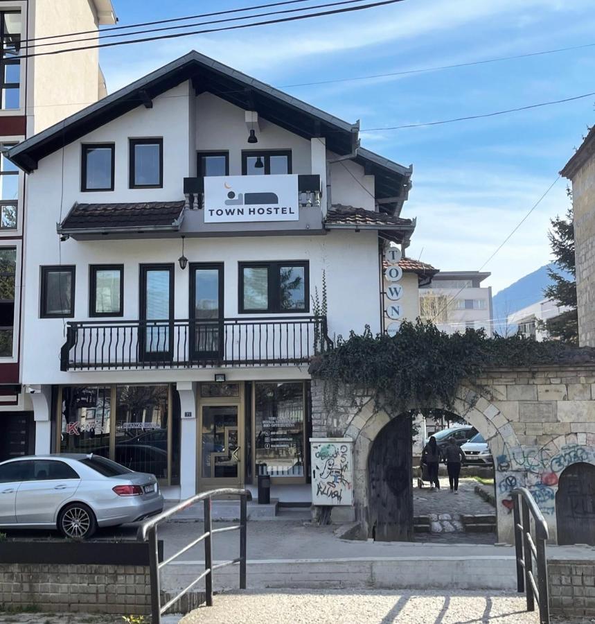 Town Hostel Peje Ngoại thất bức ảnh