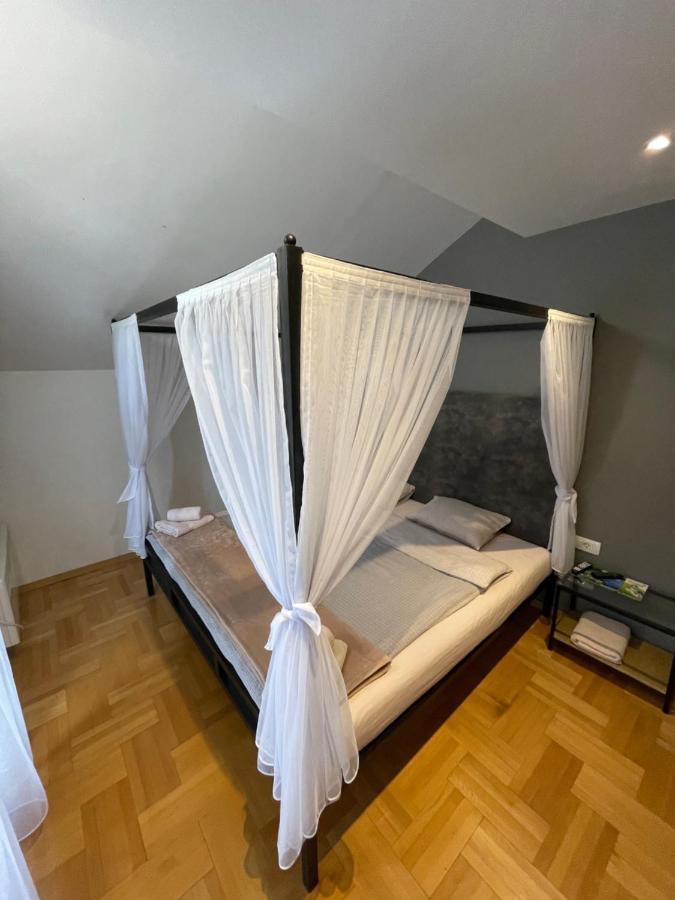 Town Hostel Peje Ngoại thất bức ảnh