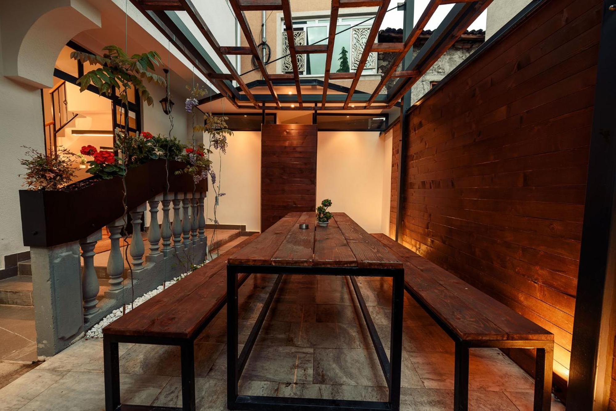 Town Hostel Peje Ngoại thất bức ảnh