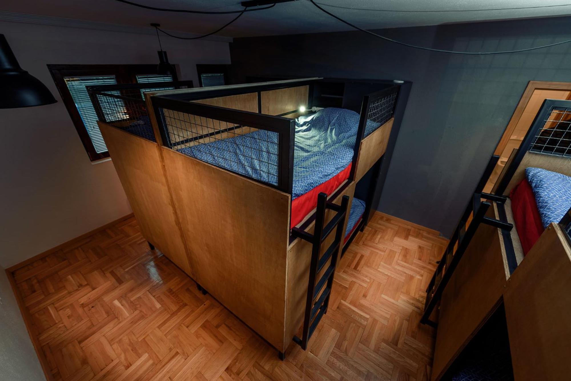 Town Hostel Peje Ngoại thất bức ảnh