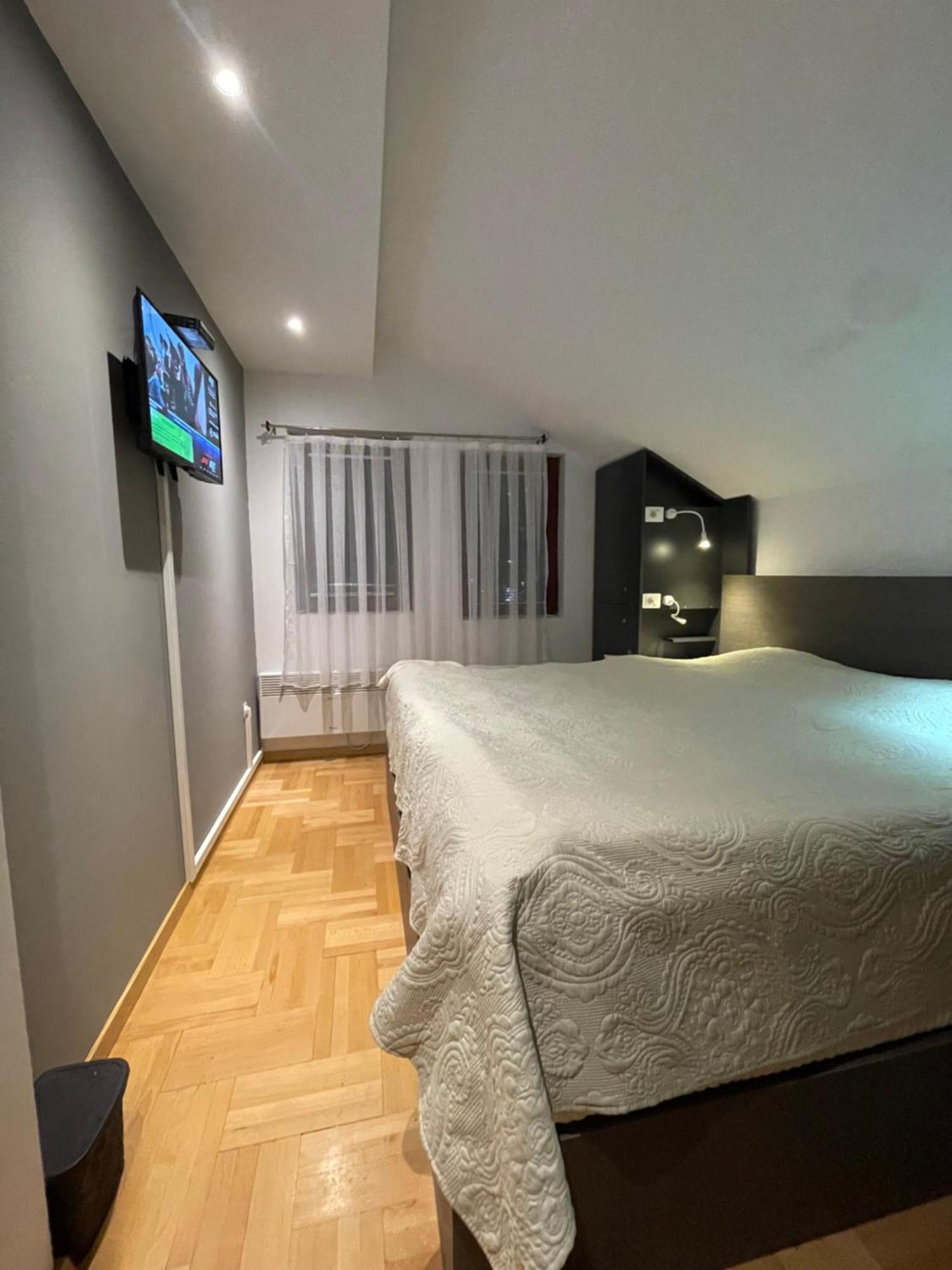 Town Hostel Peje Ngoại thất bức ảnh