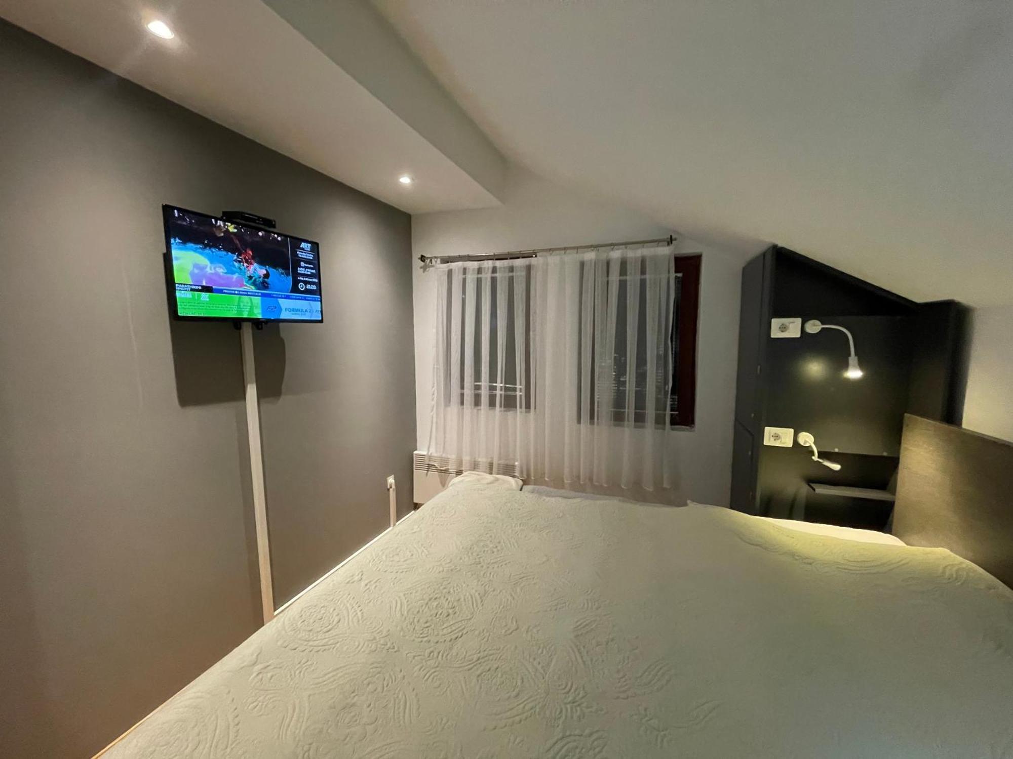 Town Hostel Peje Ngoại thất bức ảnh
