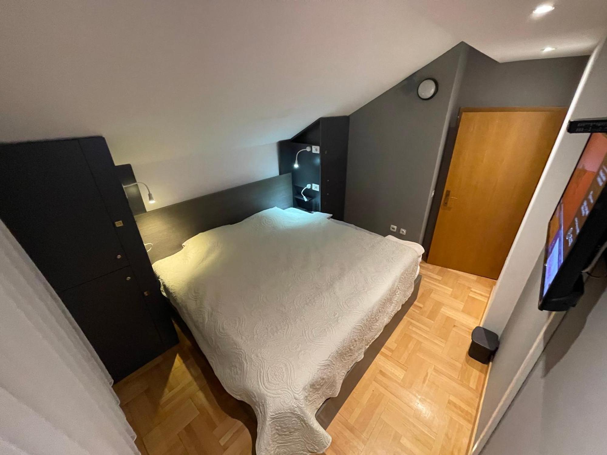 Town Hostel Peje Ngoại thất bức ảnh