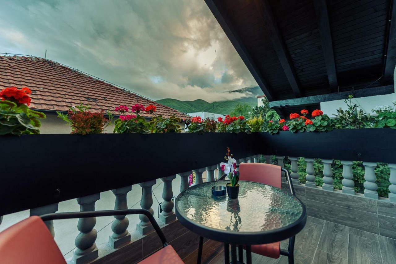 Town Hostel Peje Ngoại thất bức ảnh