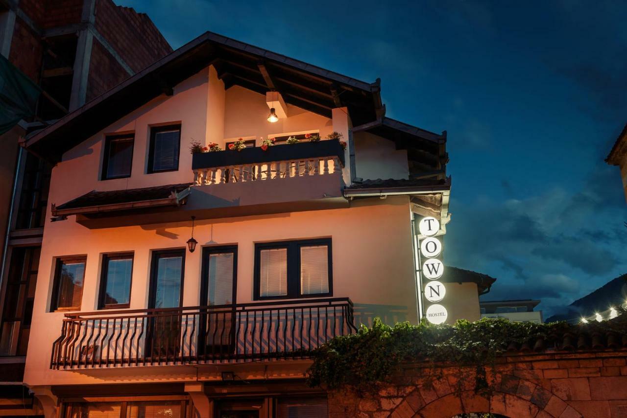 Town Hostel Peje Ngoại thất bức ảnh
