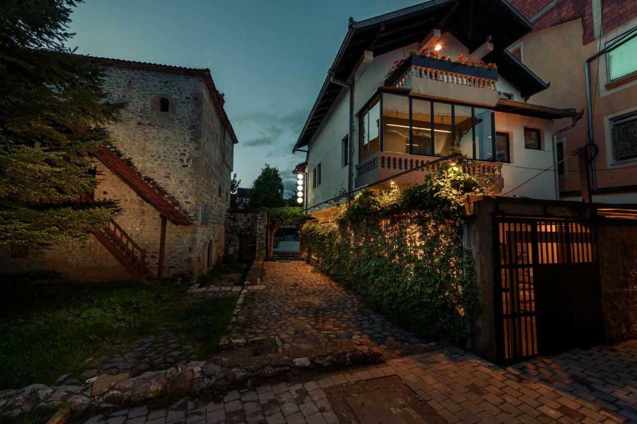 Town Hostel Peje Ngoại thất bức ảnh