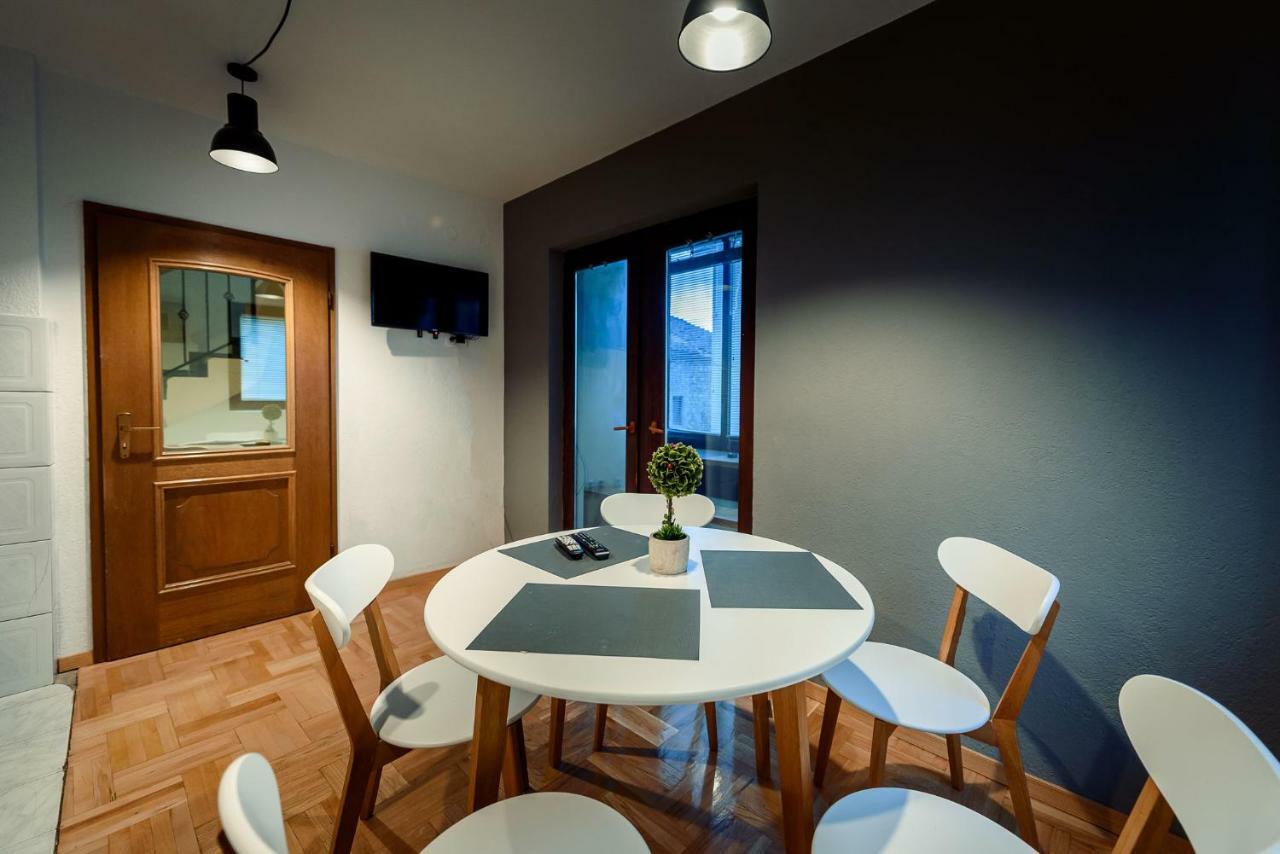 Town Hostel Peje Ngoại thất bức ảnh
